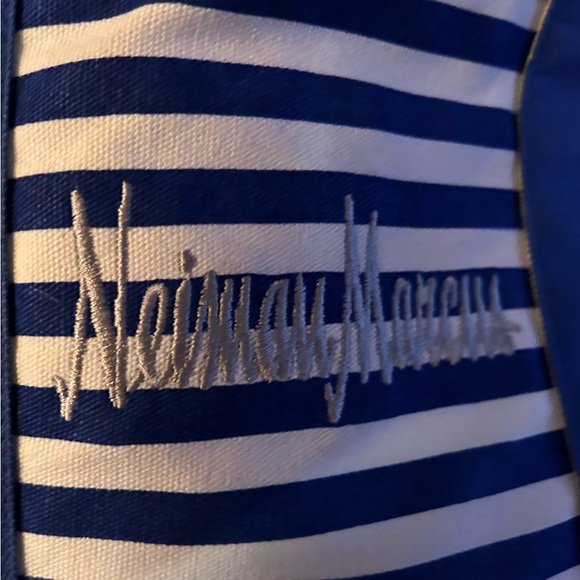 NWT Beautiful Neiman Marcus Cooler Tote Bag in Blue and White Stripes - Picture 2 of 9